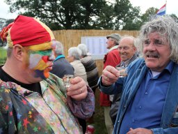 Bieleman André Nijman en Bennie Jolink drinken een borrel bij het vogelschieten op de Hummelse Kermis (Hummelo 2014, foto: Harold Pelgrom)