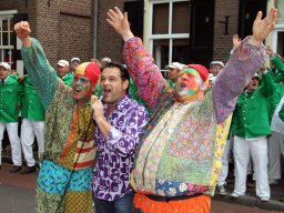 Bielemannen met zanger Maarten Jansen tijdens het Volksfeest (Hummelo 2012, foto: Harold Pelgrom)