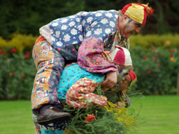 Bielemannen bij het tuinhuis tijdens het Volksfeest (Hummelo 2009, foto: Harold Pelgrom)