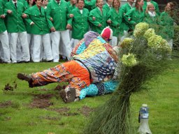 Bielemannen bij het rentmeestershuis tijdens het Volksfeest (Hummelo 2010, foto: Harold Pelgrom)