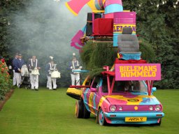 Bielemannen bij het tuinhuis tijdens het Volksfeest (Hummelo 2012, foto: Harold Pelgrom)