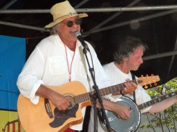 Des Fais DoDo tijdens Achterhoek Spektakeltoer (Ulft 2013, foto: Harold Pelgrom)