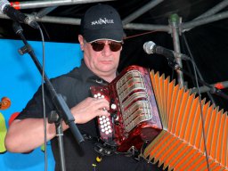 Des Fais DoDo tijdens Achterhoek Spektakeltoer (Ulft 2013, foto: Harold Pelgrom)