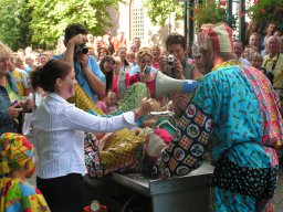 Onder de tap tijdens het Volksfeest (Hummelo 2004, foto: Harold Pelgrom)