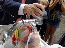 Bieleman Henk onder de tap tijdens het Volksfeest (Hummelo 2009, foto: Harold Pelgrom)