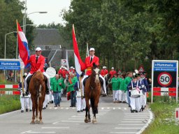 Optocht naar het tuinhuis tijdens het Volksfeest (Hummelo 2010, foto: Harold Pelgrom)