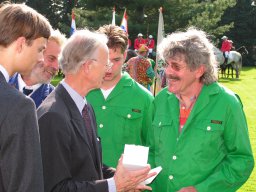 Prijsuitreiking aan Bennie Jolink bij het tuinhuis tijdens het Volksfeest (Hummelo 2006, foto: Harold Pelgrom)