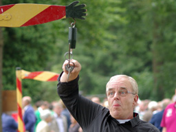 Ringsteken te fiets tijdens het Volksfeest (Hummelo 2009, foto: Harold Pelgrom)