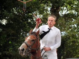 Ringsteken te paard tijdens het Volksfeest (Hummelo 2012, foto: Harold Pelgrom)