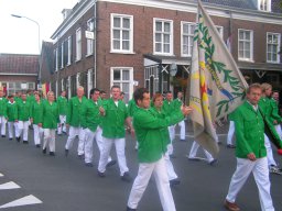 Rondgang door het dorp tijdens het Volksfeest (Hummelo 2004, foto: Harold Pelgrom)