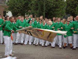 Rondgang door het dorp tijdens het Volksfeest (Hummelo 2009, foto: Harold Pelgrom)