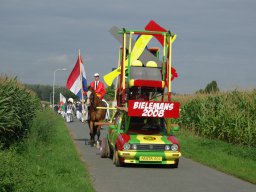 Rondgang door het dorp tijdens het Volksfeest (Hummelo 2008, foto: Harold Pelgrom)