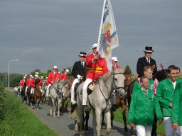Rondgang door het dorp tijdens het Volksfeest (Hummelo 2008, foto: Harold Pelgrom)